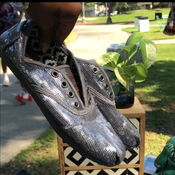 ➳ ➳ NWT Silver Sequenced T O M S!  ➳ ➳ - Picture 2 of 3